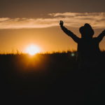 【よむエラマ】手放す先に、ときめきがある。「人生は、捨て。」に学ぶ、モノ以外の「捨てるもの」